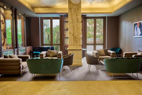 - un salon avec des canapés, des chaises et des fenêtres dans l'établissement Grand Hotel Imperiale - Preferred Hotels & Resorts, à Forte dei Marmi