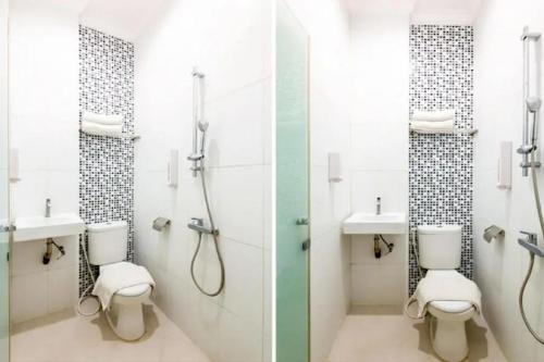 uma casa de banho com 2 lavatórios e 2 WC em Rumah Teuku Umar Mitra RedDoorz em Kedongdong