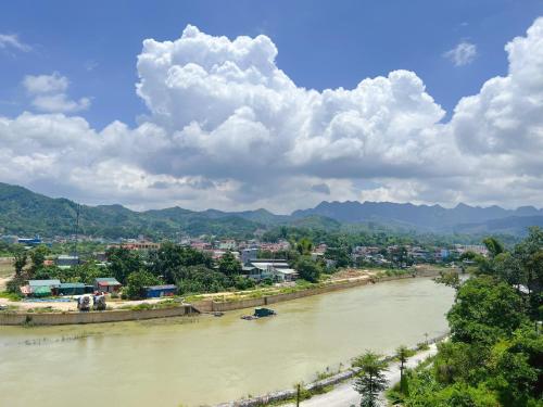 a view of a river with a city and mountains at Tùng Dương Homestay in Cao Bằng