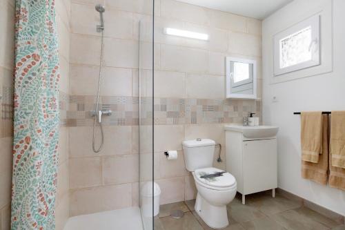 a bathroom with a toilet and a glass shower at Casa Muley in El Matorral