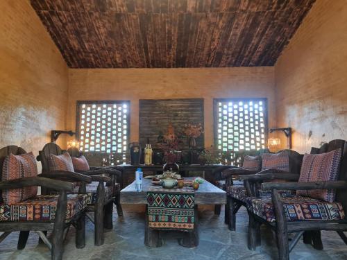 同文的住宿－Quan Din Ngai Villa，客厅配有椅子和桌子,设有窗户