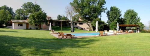 una casa con un patio con piscina en Villaggio Del Sole, en Giove