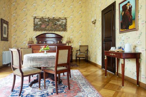 a dining room with a table and chairs at Burbiskio dvaras in Anykščiai