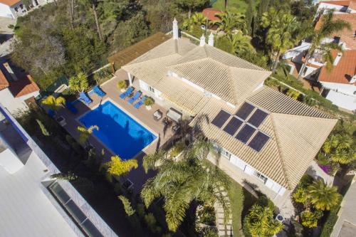 an overhead view of a house with a swimming pool at Villa Joy in Olhos de Água