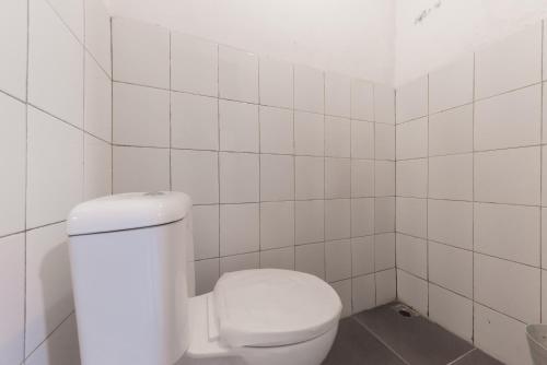 Koupelna v ubytování RedDoorz near Terminal Pasir Hayam Cianjur