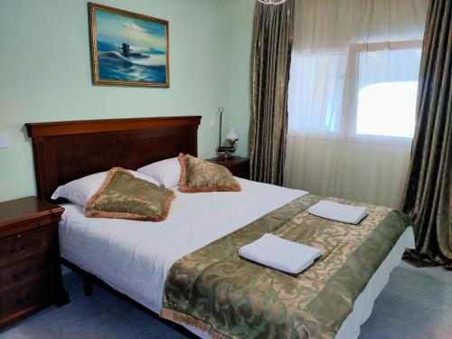 una camera da letto con un letto e due asciugamani di Apartments in a house a Jávea