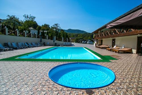 ein großer Pool neben einem Gebäude in der Unterkunft Шаян Гора in Shayan