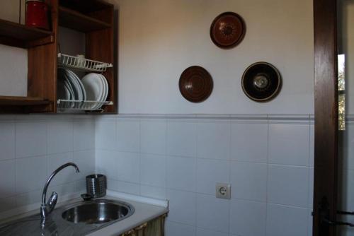 - une cuisine avec un évier et des plaques murales dans l'établissement Complejo Cortijo Rural el Puntal, à Teba