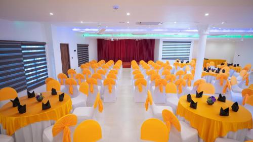 Cette chambre dispose de tables et de chaises jaunes et blanches. dans l'établissement JAMUNA VILLA, à Jaffna