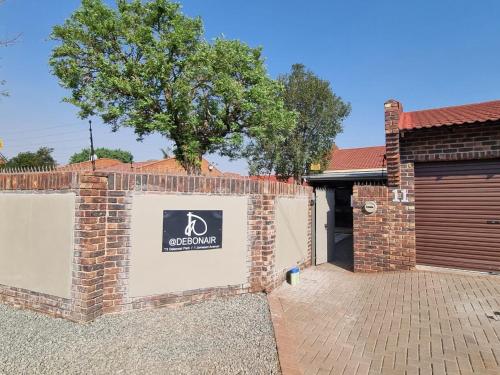 un garaje con un cartel en el lateral de un edificio en 11 Debonair Self Catering Apartment, en Kimberley