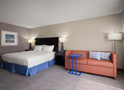 a hotel room with a bed and a couch at Hampton Inn & Suites Arundel Mills/Baltimore in Hanover