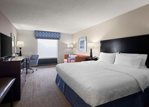 a hotel room with a bed and a desk at Hampton Inn & Suites Arundel Mills/Baltimore in Hanover