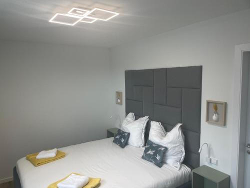 a bedroom with a bed with blue and white pillows at Jimmy's Place - Hotelgefühl, Tolle Lage, Terrasse, BBQ in Bad Zwischenahn