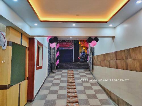 un pasillo de una sala con globos rosa y negro en Hotel O Anandam Residency, en Dhanbād