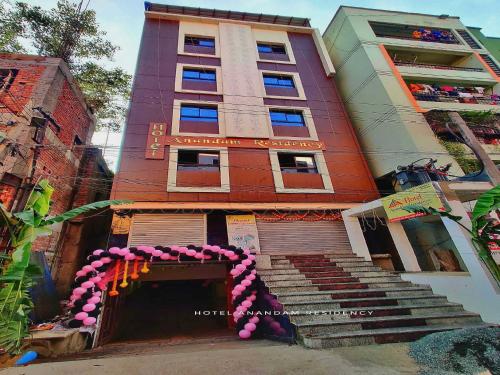 een gebouw met een trap ervoor bij OYO Hotel Anandam Residency in Dhanbad