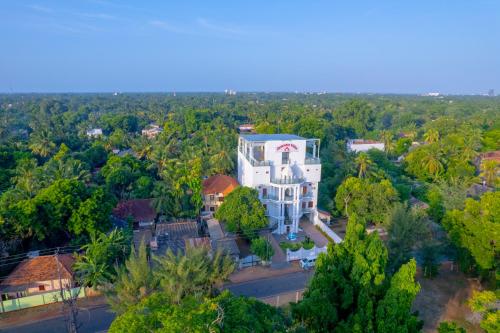 eine Luftansicht eines großen weißen Gebäudes in der Unterkunft JAMUNA VILLA in Jaffna