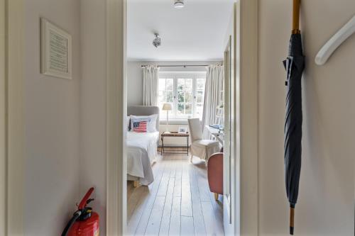 a hallway with a room with a bed and an umbrella at von Deska Townhouses - Ivy House in Hamburg