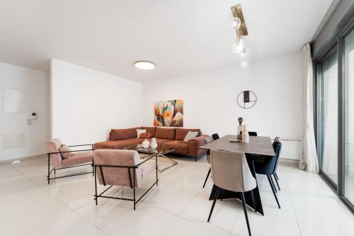 sala de estar con sofá y mesa en Luxury Harav Agan 3 Bd apt, en Jerusalén