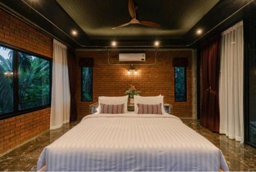 เตียงในห้องที่ Grandfather Khaolak Resort