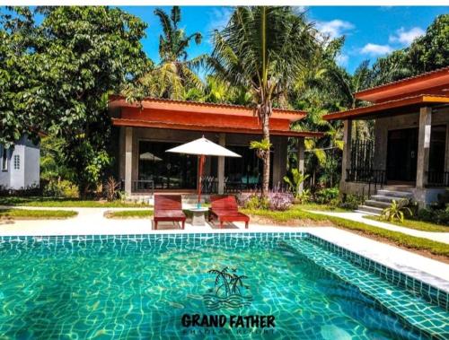สระว่ายน้ำที่อยู่ใกล้ ๆ หรือใน Grandfather Khaolak Resort