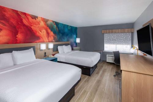 ein Hotelzimmer mit 2 Betten und einem Gemälde an der Wand in der Unterkunft La Quinta by Wyndham New Braunfels in New Braunfels