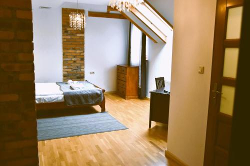 ein Schlafzimmer mit einem Bett und einem Tisch in einem Zimmer in der Unterkunft Hotel Gość w dom 