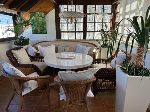 a dining room with a table and chairs at Casa Vivien in El Cotillo