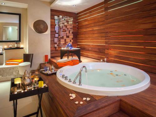 迦瑪特的住宿－突尼斯迦瑪特慕溫匹克酒店，客房内的浴室设有大浴缸