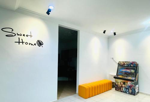 une pièce avec un flipper et un panneau sur le mur dans l'établissement EE Summer Guest House 3.0, à Seremban
