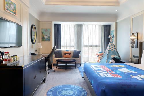 une chambre d'hôtel avec un lit et un salon dans l'établissement Ramada Plaza by Wyndham Wuhan Huangpi, à Wuhan