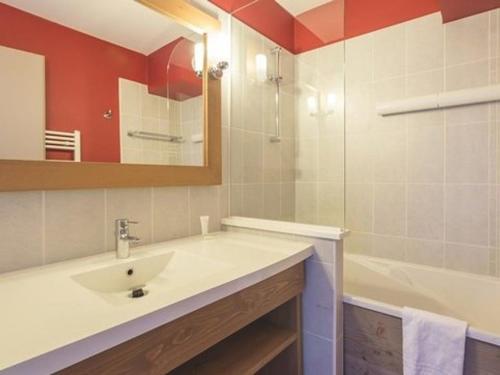 a bathroom with a sink and a tub and a mirror at Appartement La Tania, 2 pièces, 5 personnes - FR-1-513-78 in La Tania