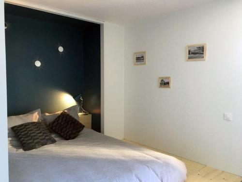 a bedroom with a white bed with a blue wall at Appartement Villard-de-Lans, 3 pièces, 6 personnes - FR-1-689-14 in Villard-de-Lans