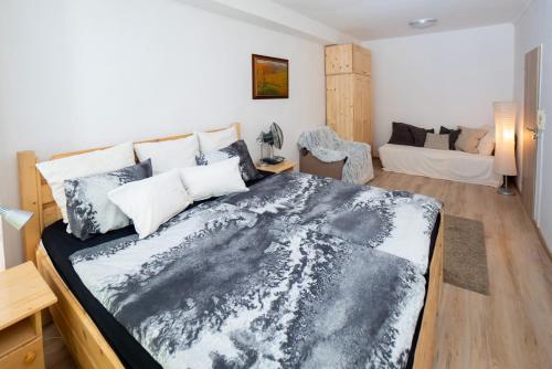 Кровать или кровати в номере Útulný apartmán s výhľadom na hory