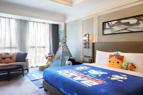 Un ou plusieurs lits dans un hébergement de l'établissement Ramada Plaza by Wyndham Wuhan Huangpi
