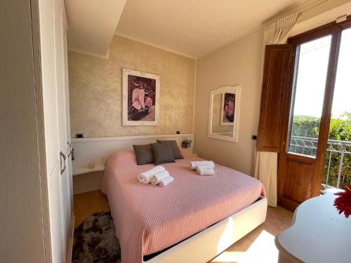 een slaapkamer met een bed met twee handdoeken erop bij Sunset house in Rosignano Marittimo