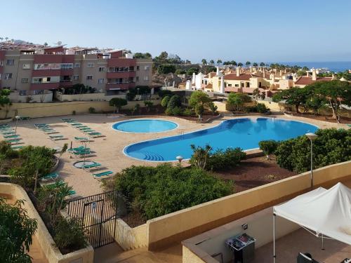 Blick auf einen Pool in einem Resort in der Unterkunft Live Costa Adeje Terraza y piscina in Adeje