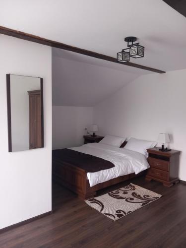 Ένα ή περισσότερα κρεβάτια σε δωμάτιο στο Casa Stejarului