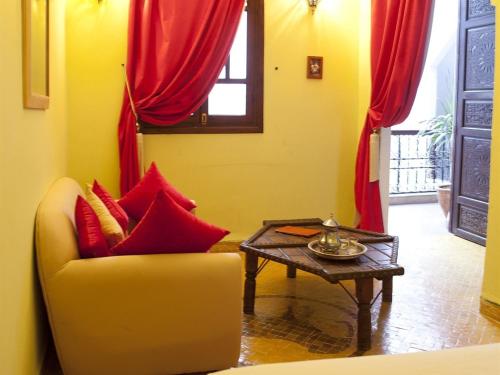 sala de estar con sofá y mesa en Riad ka, en Marrakech