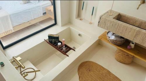 y baño con lavabo y espejo. en Dar Oliva Maison de luxe en Houmt El Souk
