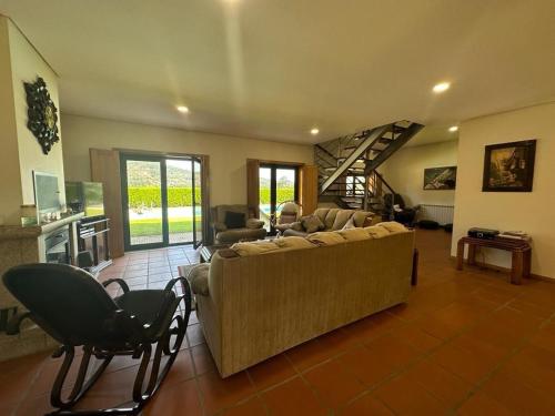 ein Wohnzimmer mit einem Sofa und einer Treppe in der Unterkunft Casa Travessa do Monte by LovelyStay in Celorico de Basto