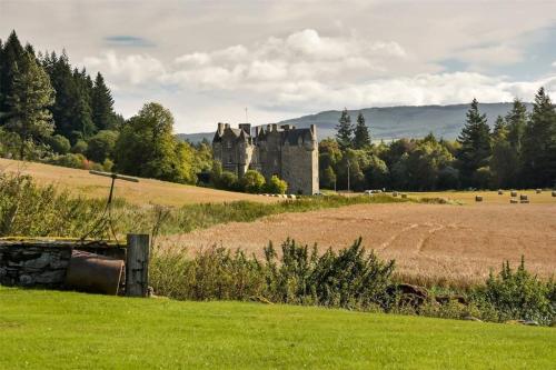 Un antiguo castillo en medio de un campo en Middle Lodge, en Aberfeldy