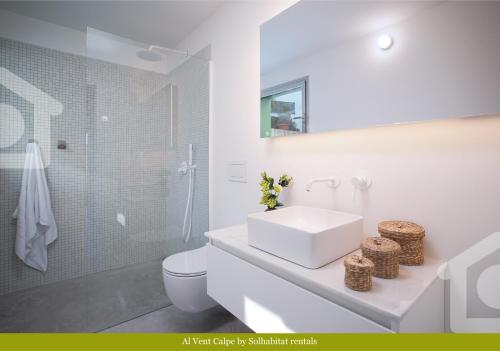 een witte badkamer met een wastafel en een douche bij Al Vent by Solhabitat rentals in Calpe