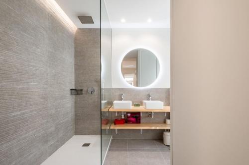 y baño con ducha y lavamanos. en 1 bedroom 1 bathroom furnished - Salamanca - modern - MintyStay, en Madrid