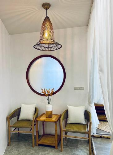 a room with two chairs and a table and a mirror at Pupah Kanna Pua-ปู๋ ป๋าล์ คันนา ปัว in Pua