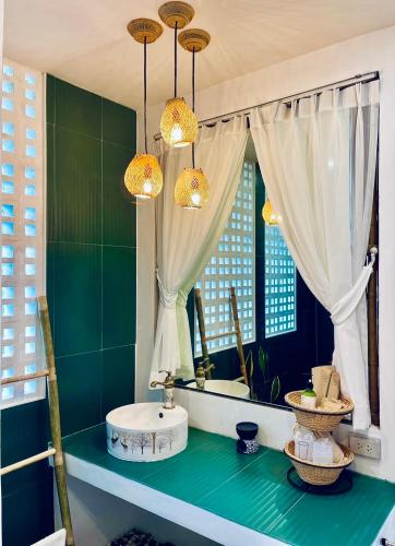 a bathroom with a sink and a mirror at Pupah Kanna Pua-ปู๋ ป๋าล์ คันนา ปัว in Pua