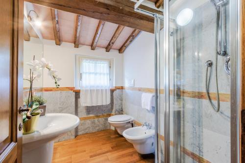 Koupelna v ubytování Cicale 3 Bedrooms Farmhouse with Shared Pool