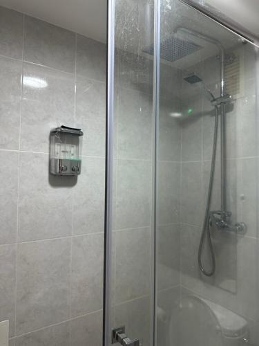 a bathroom with a shower with a glass door at pensión La Parada in Alicante