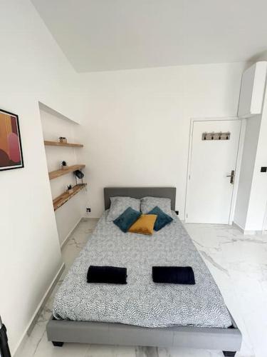 une chambre avec un lit avec deux oreillers dessus dans l'établissement Marseille, Vieux-Port , Noailles, Grand Studio, à Marseille
