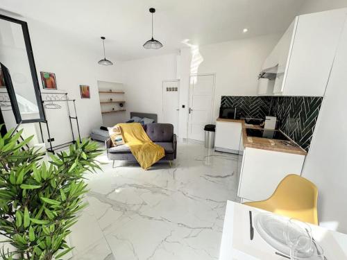 un salon avec un canapé et une cuisine dans l'établissement Marseille, Vieux-Port , Noailles, Grand Studio, à Marseille