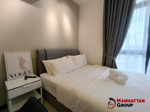 Schlafzimmer mit einem weißen Bett und einem Fenster in der Unterkunft Neu Suites By Manhattan Group in Kuala Lumpur